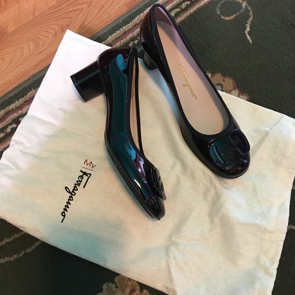 Black pumps